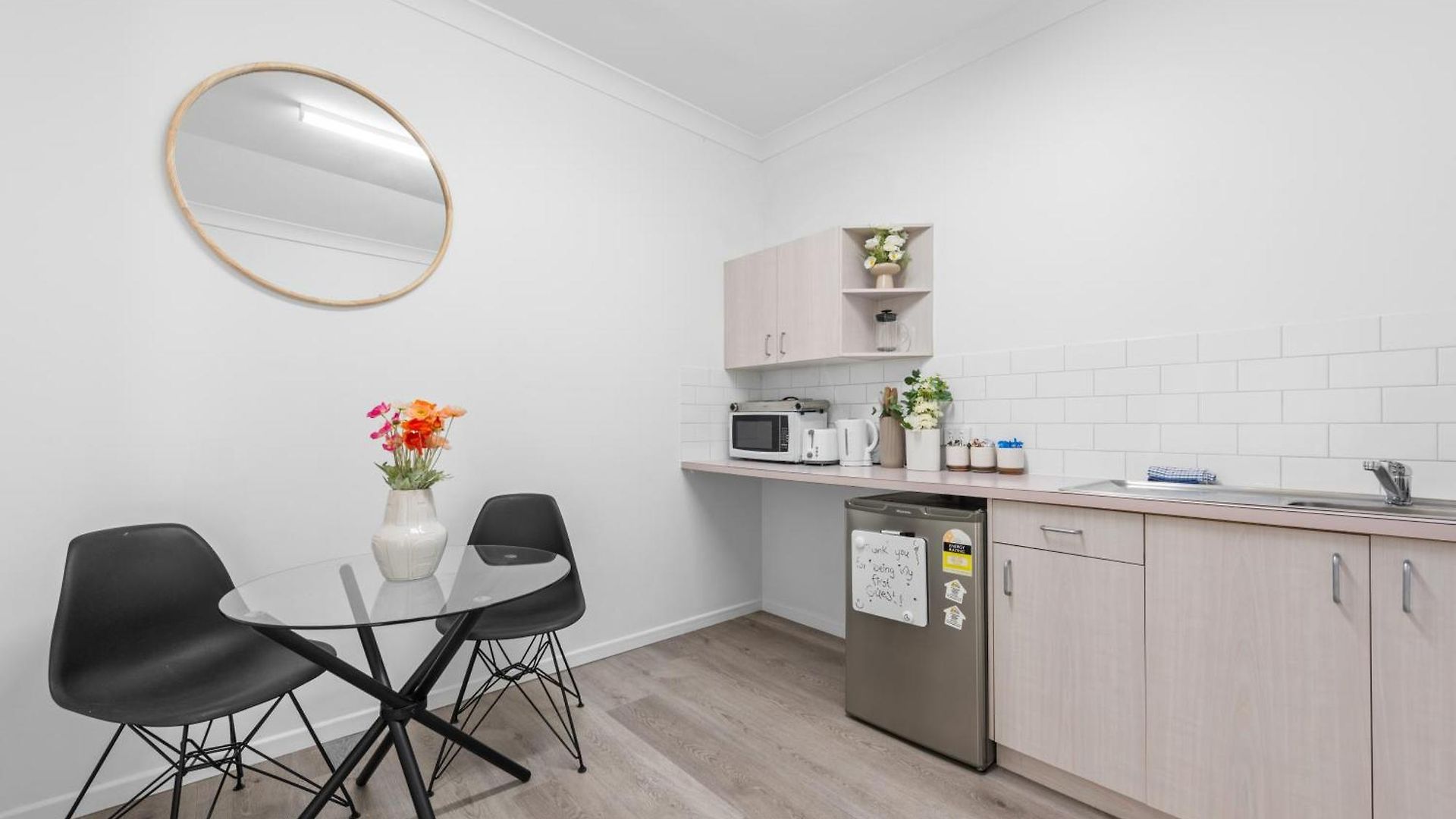 Spacious Cbd - Short Walk To Hospitals Apartment *