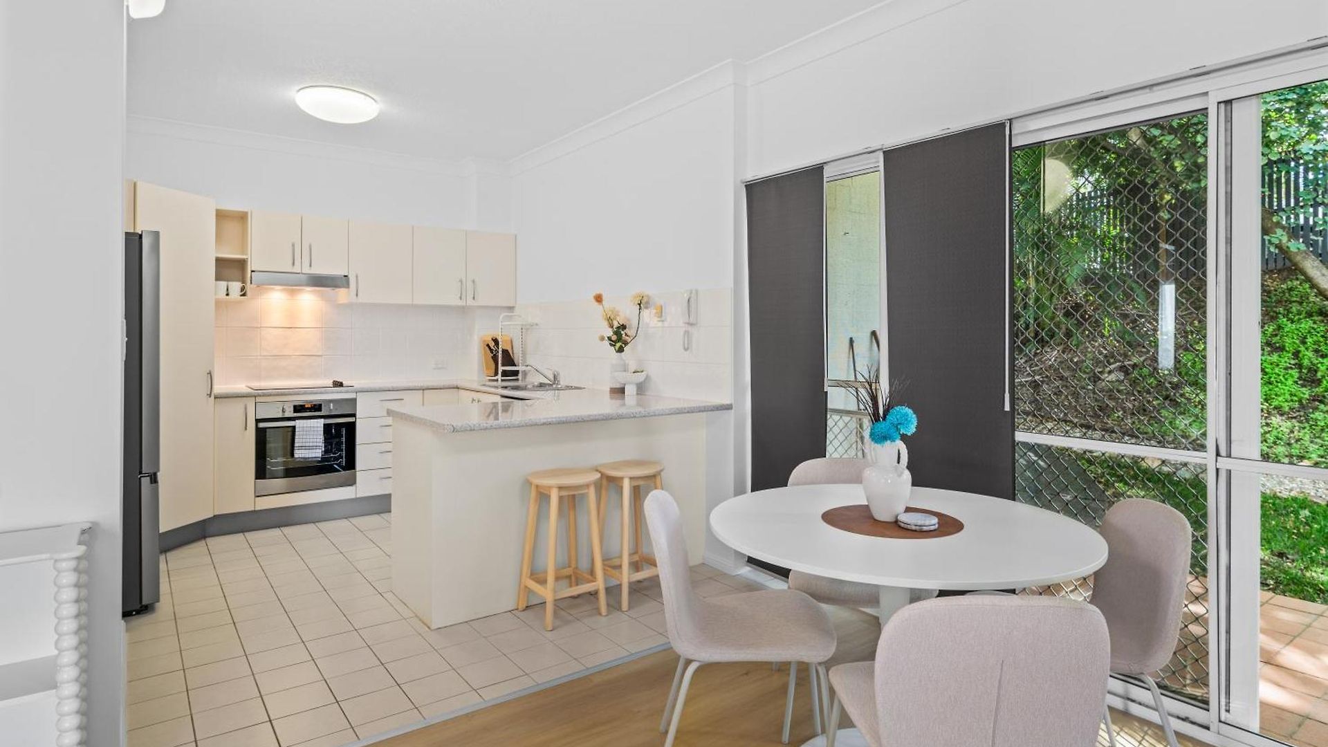 2br 2ba Indooroopilly-walk To Shops & Bus Apartment *