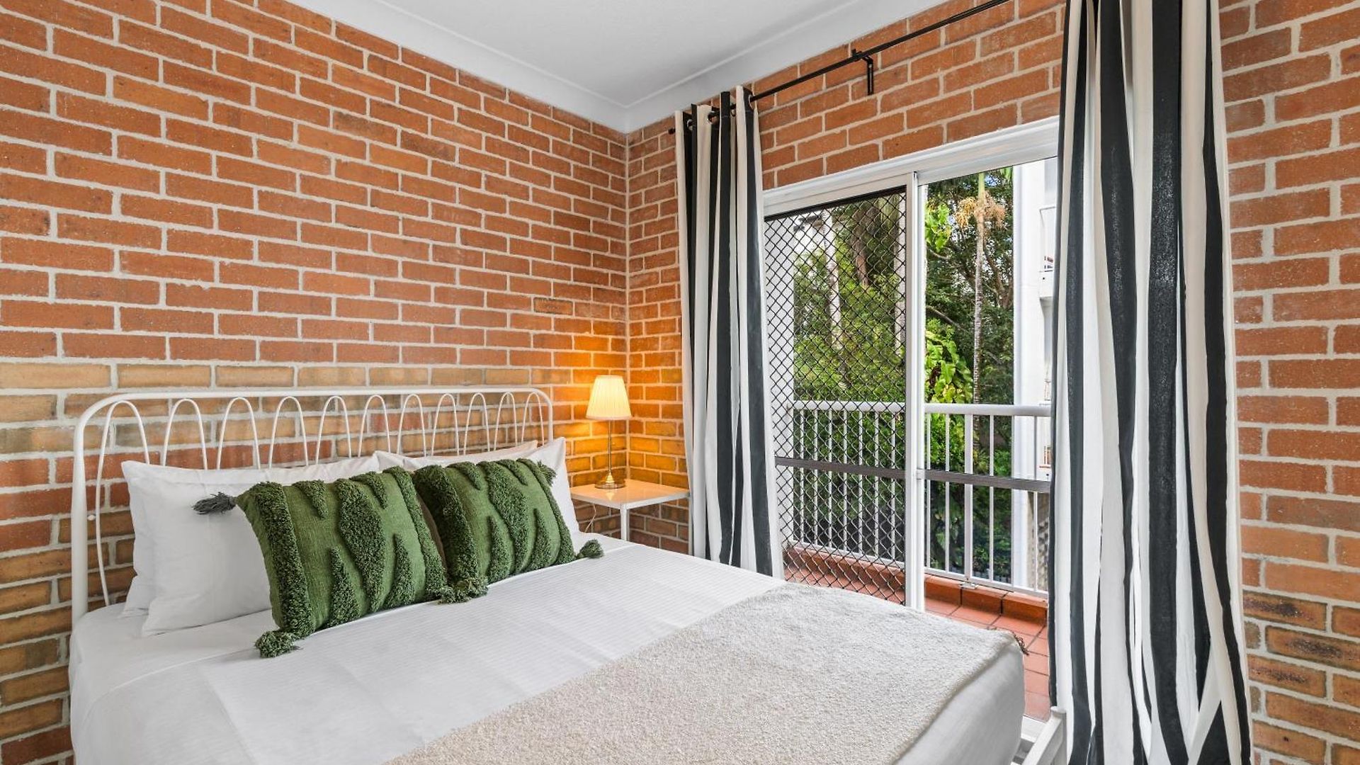 Apartment 2br 2ba Indooroopilly-walk To Shops & Bus *