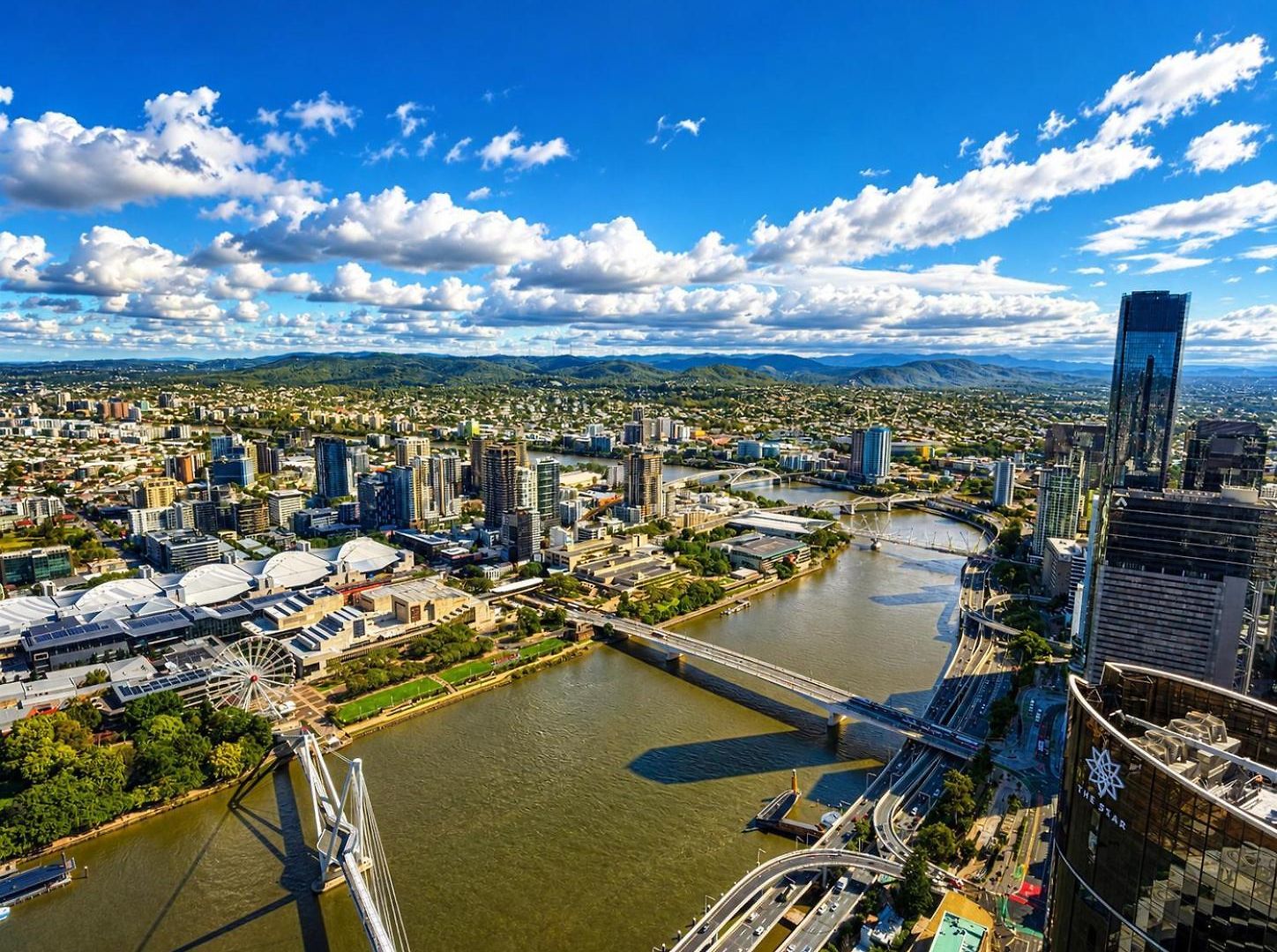 Apartment 63 Floors Up & A Million-dollar View W/ Carpark *