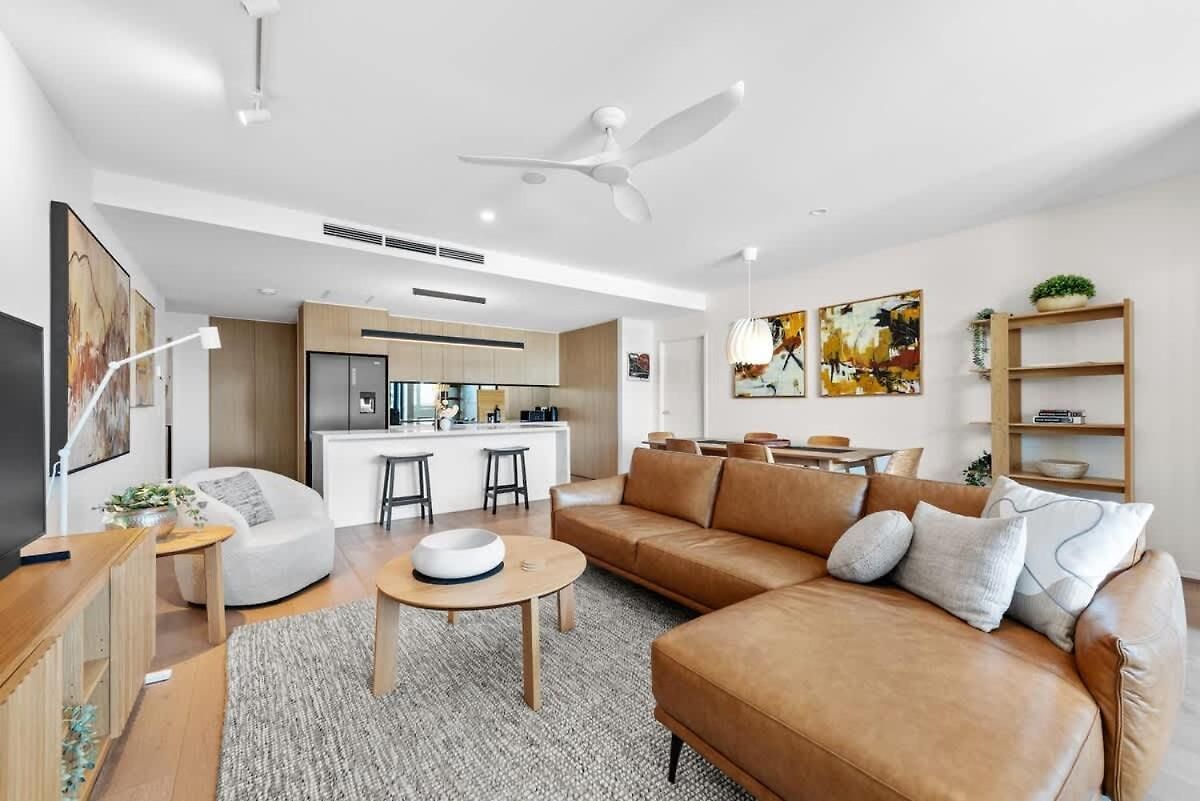 Sophisticated Elegance - 2bed-2bath-2car-balcony *