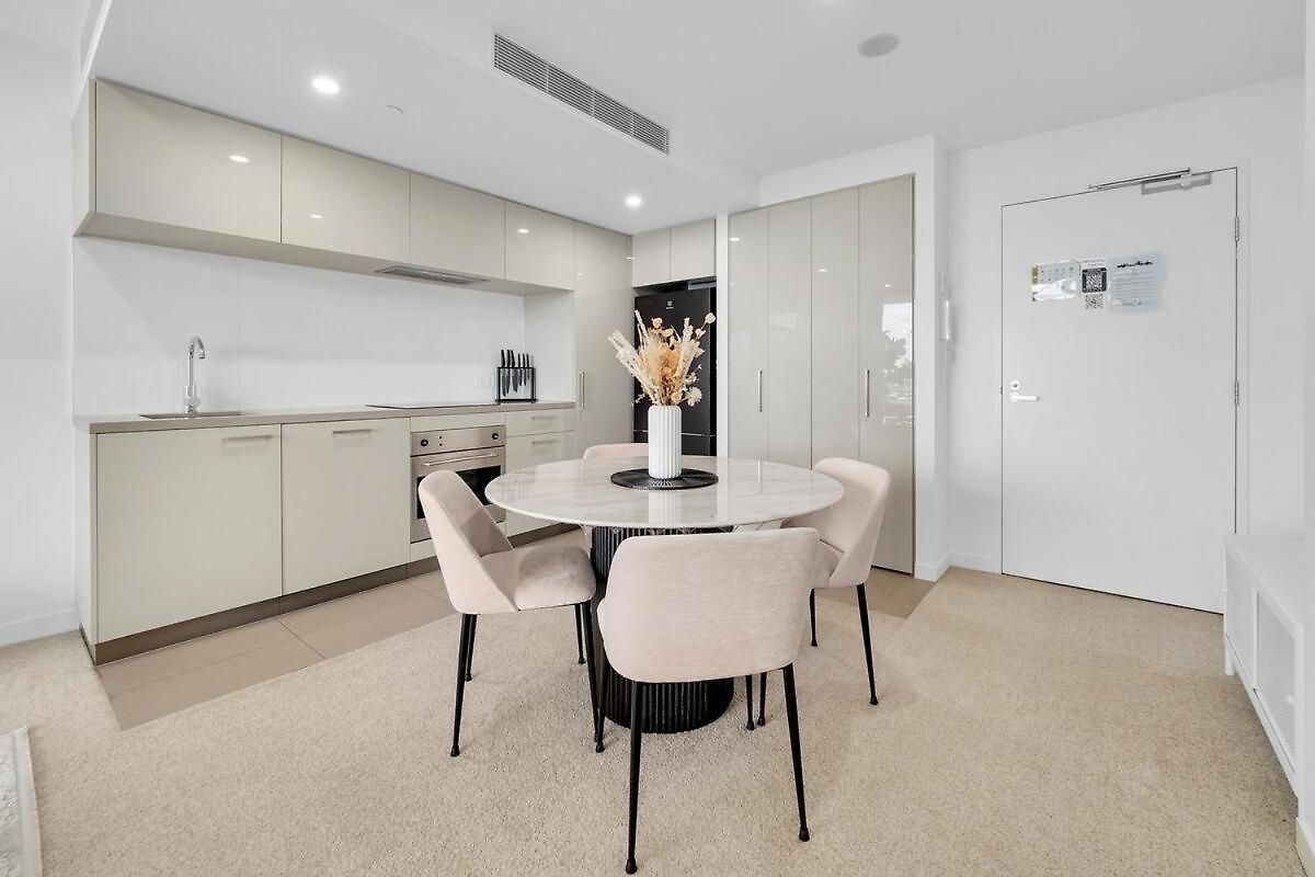 Modern Living With Secure Parking! *