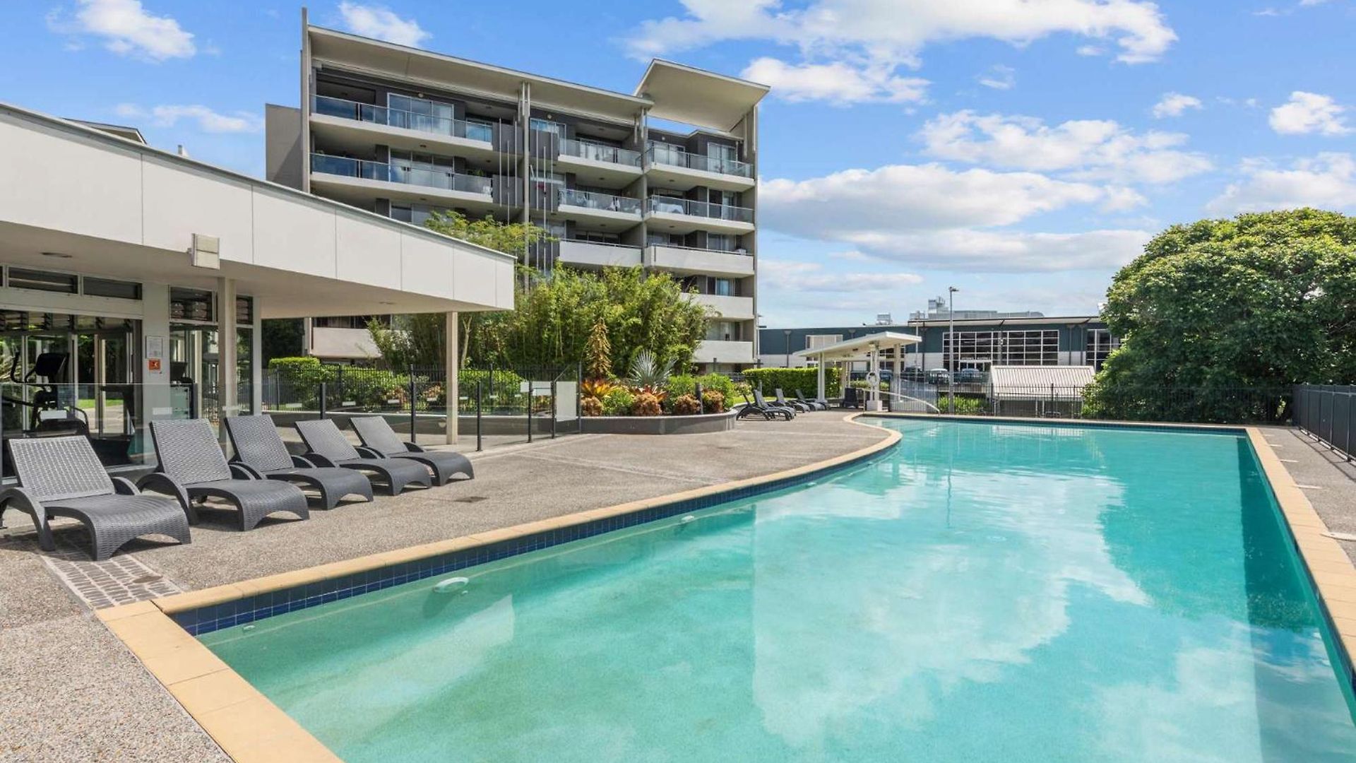The Mews Bowen Hills - Spacious 3-bedroom With Pool & Parking *