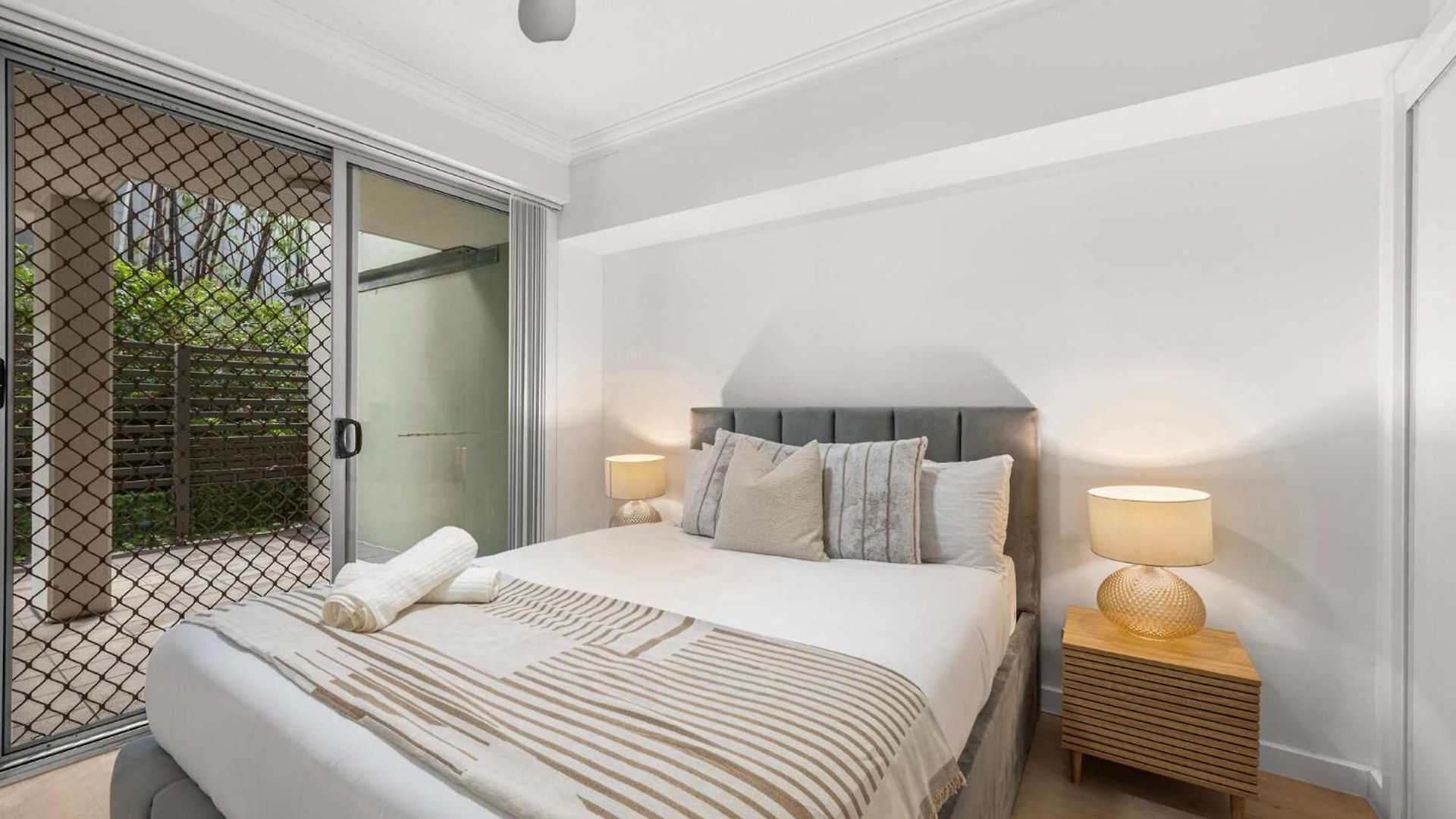 Apartment The Mews Bowen Hills - Spacious 3-bedroom With Pool & Parking