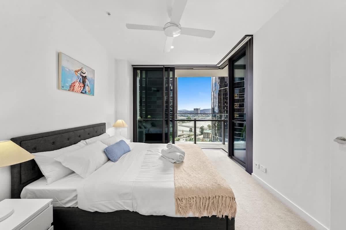Queens Wharf - Beautiful 13th Floor Executive Apartment *