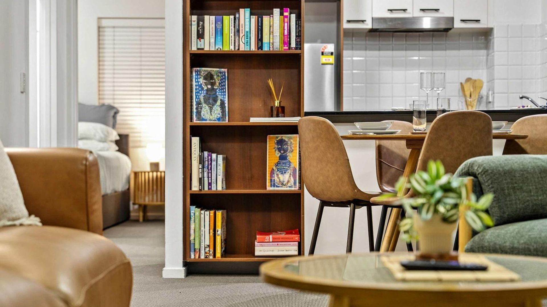 Stylish 2 Bed 2 Bath Balcony Parking Pool & Gym Apartment Brisbane