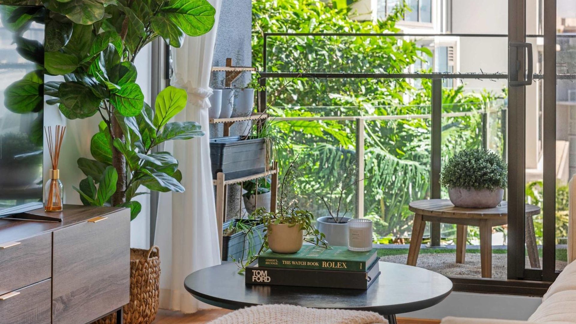 Apartment Luxury 2 Bed 2 Bath Parking Pool Gym & Sauna Brisbane