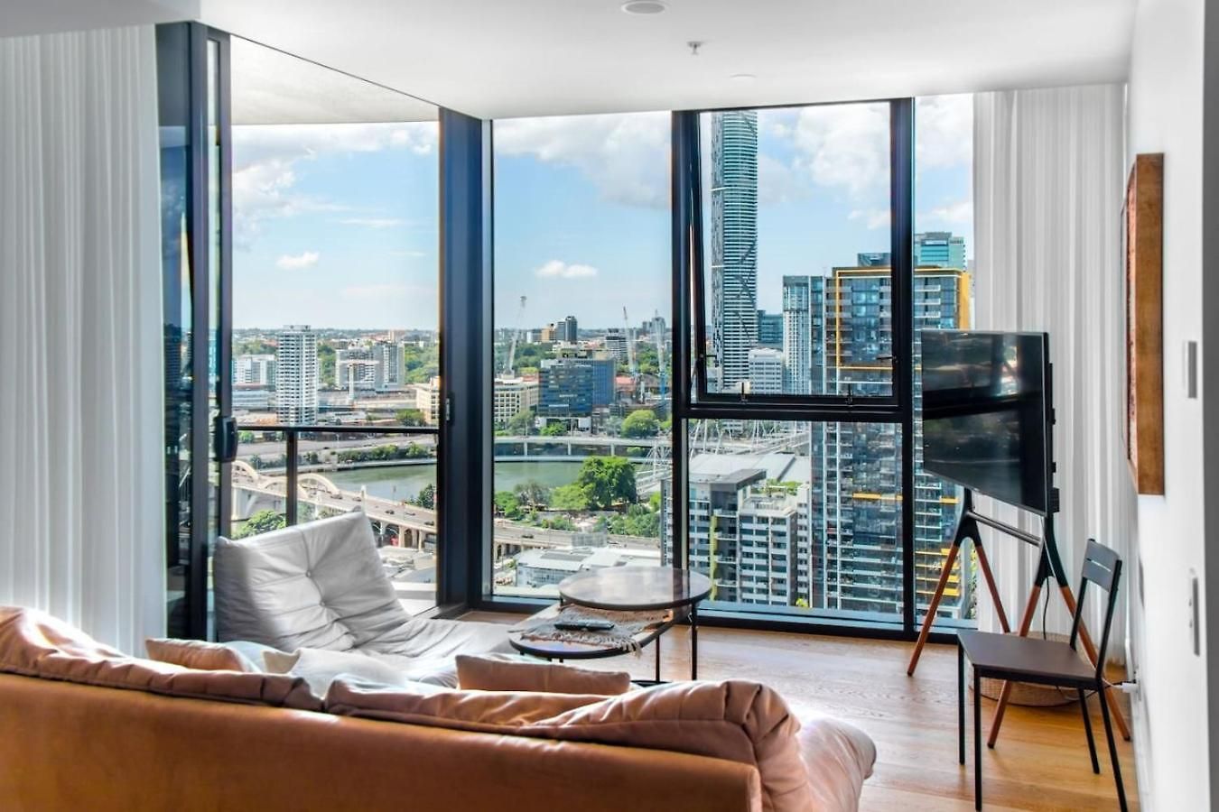High Level 2 Bedroom With And River Views Apartment *