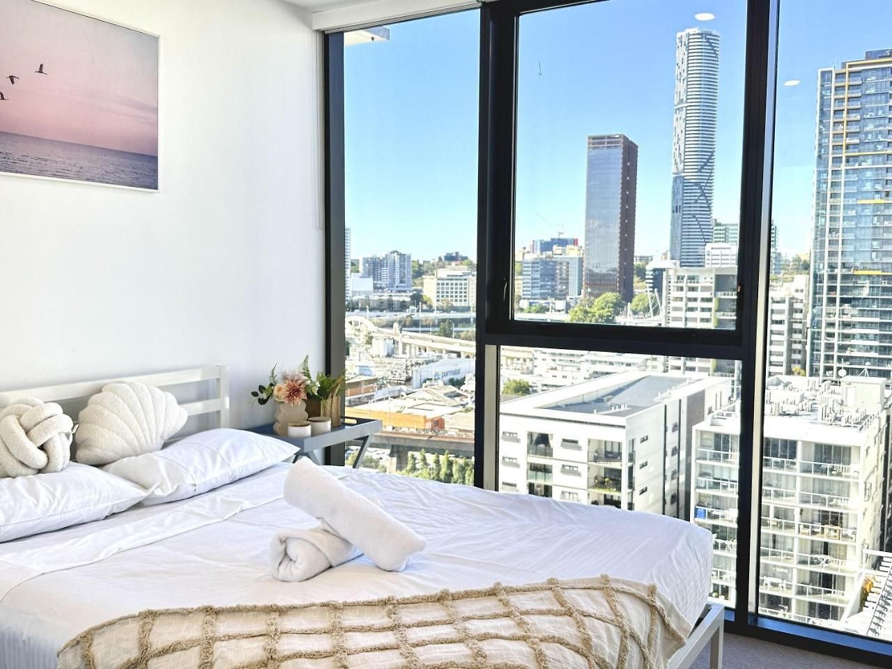 Modern Vibrant - 1 Bedroom Pool Gym Sauna Apartment