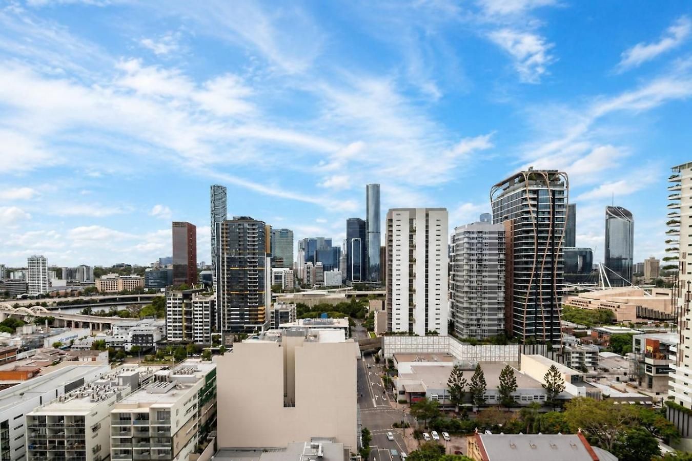 Level 22 Skyline Views With Sauna, Gym, Pool And Free Parking *