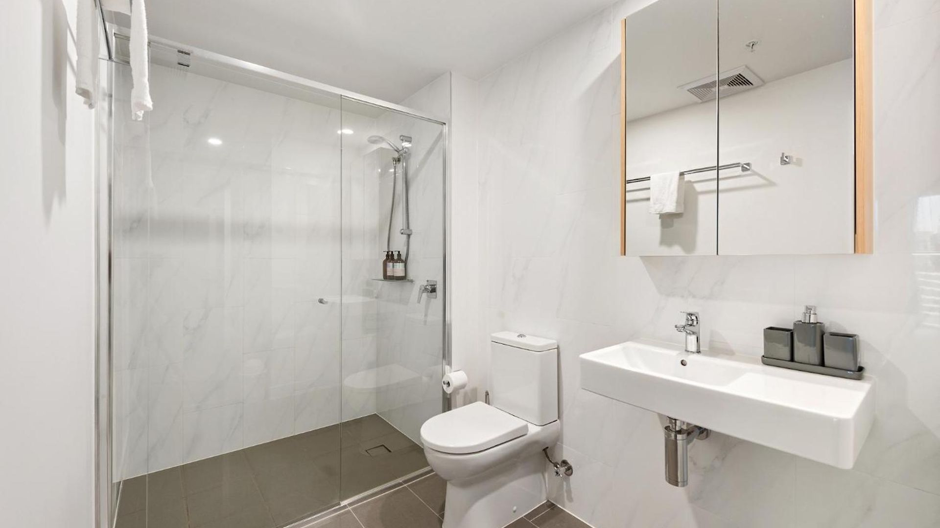 Sunny, & Modern With Breathtaking Views! Brisbane