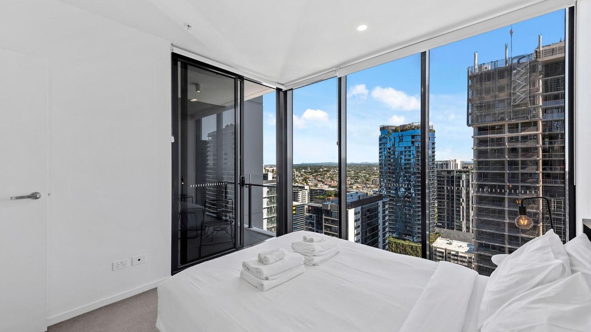 Breathtaking Sunset Views & Fantastic Location! Apartment Brisbane