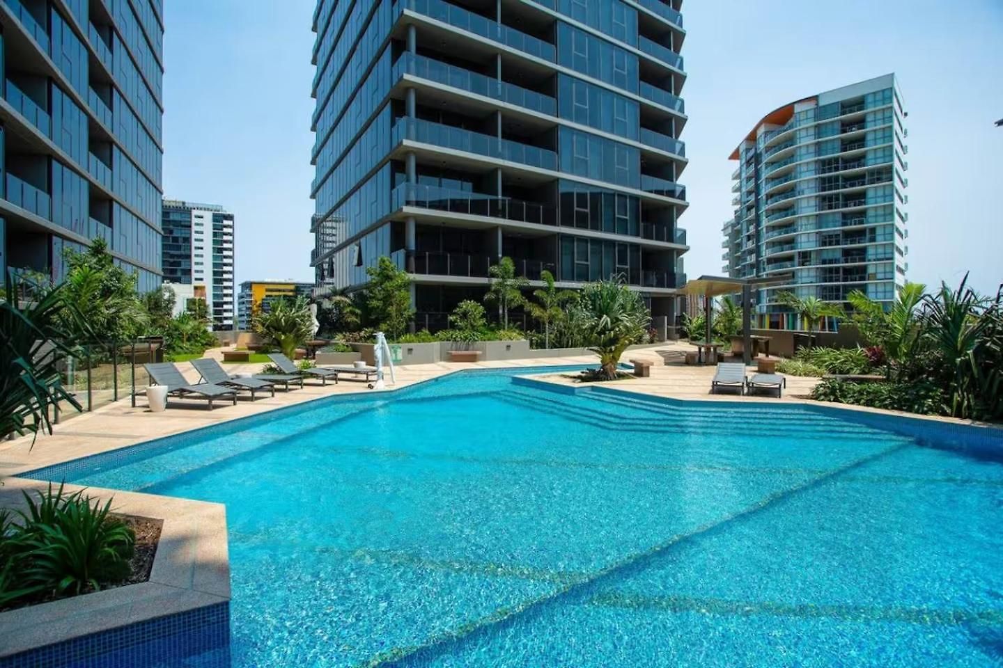 Stunning River & Mountain Views With 2br, Pool & Gym Brisbane