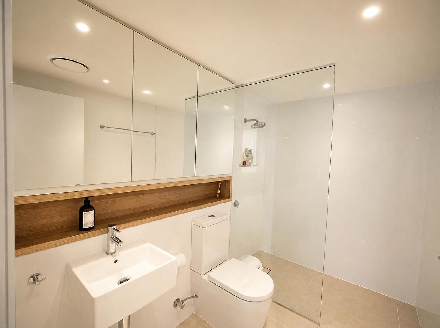 Apartment Stylish Designer With Rooftop, Balcony & Parking