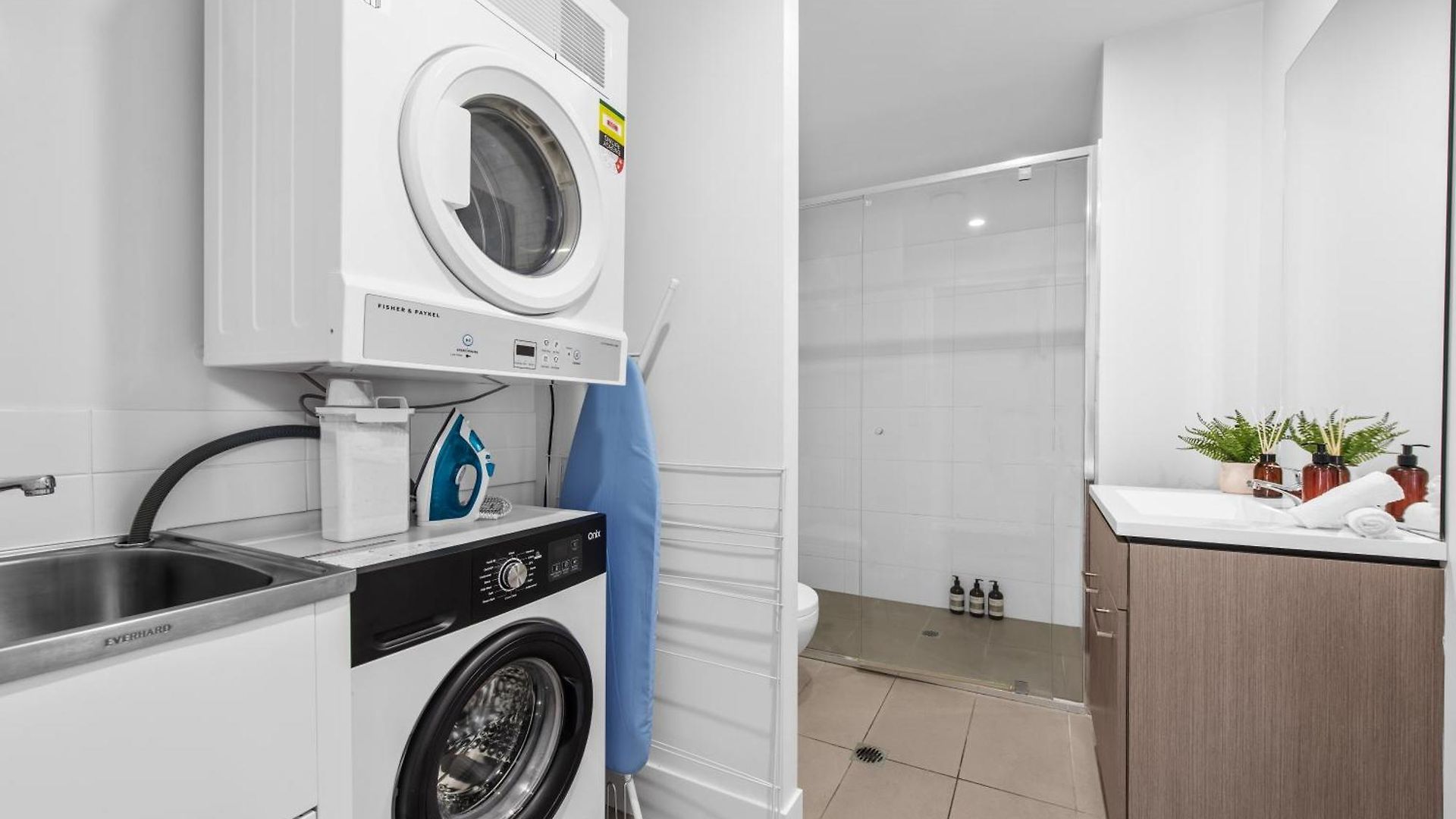 Bright & Spacious 1br With Balcony & Car Park! Brisbane
