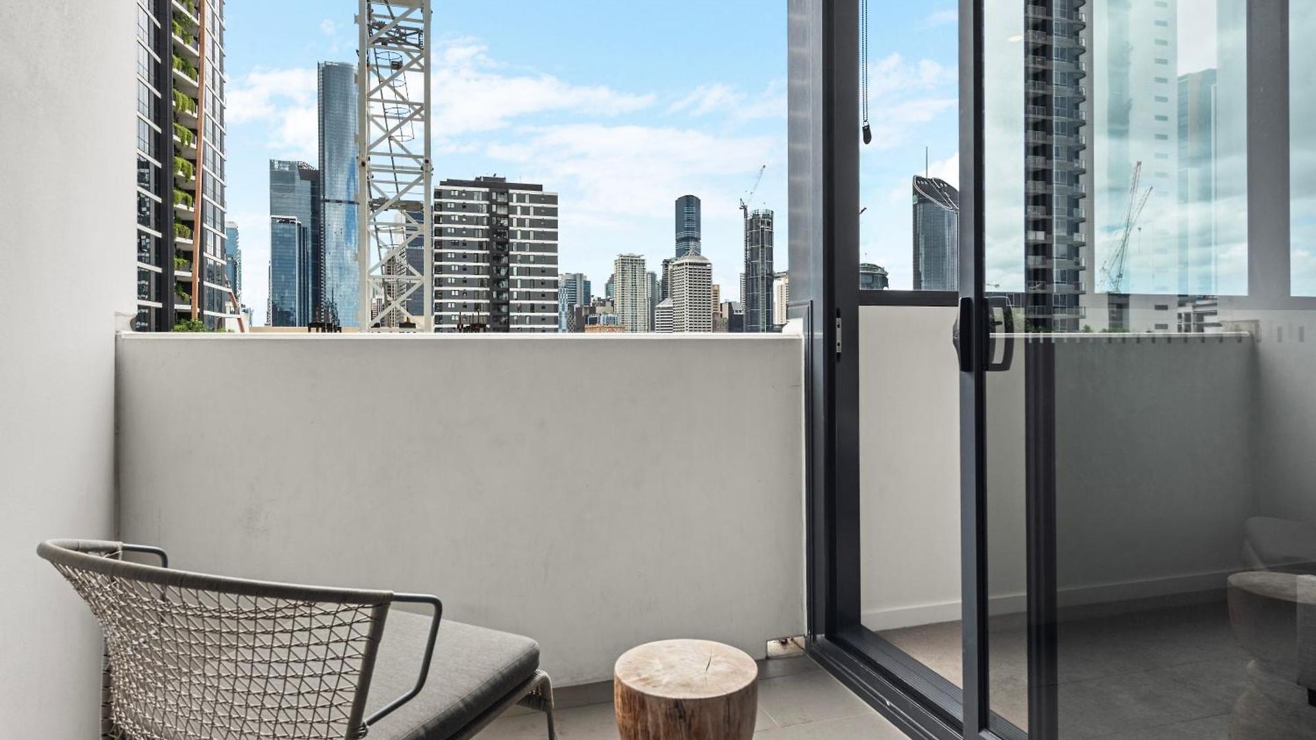 Views & Amazing Location! Free Parking & Wifi * Brisbane