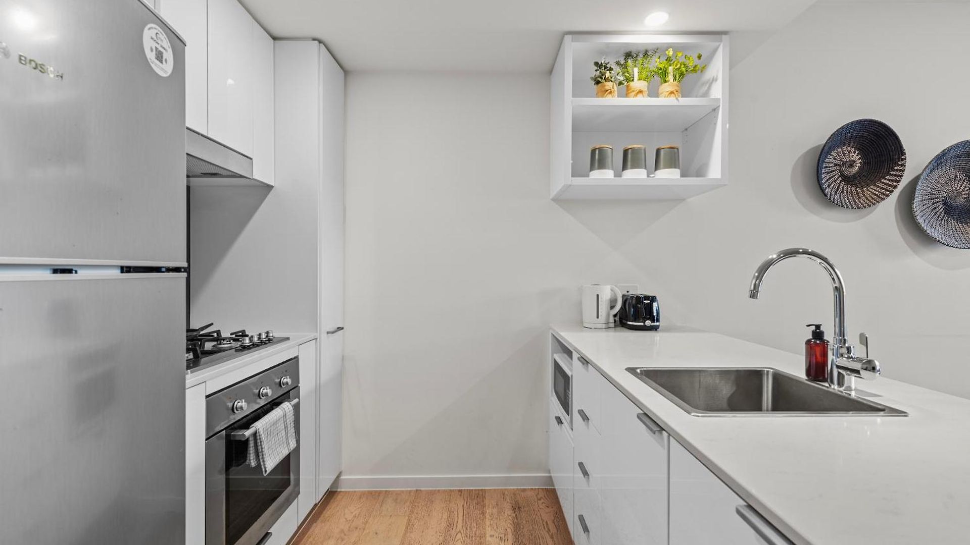 Apartment Views & Amazing Location! Free Parking & Wifi *