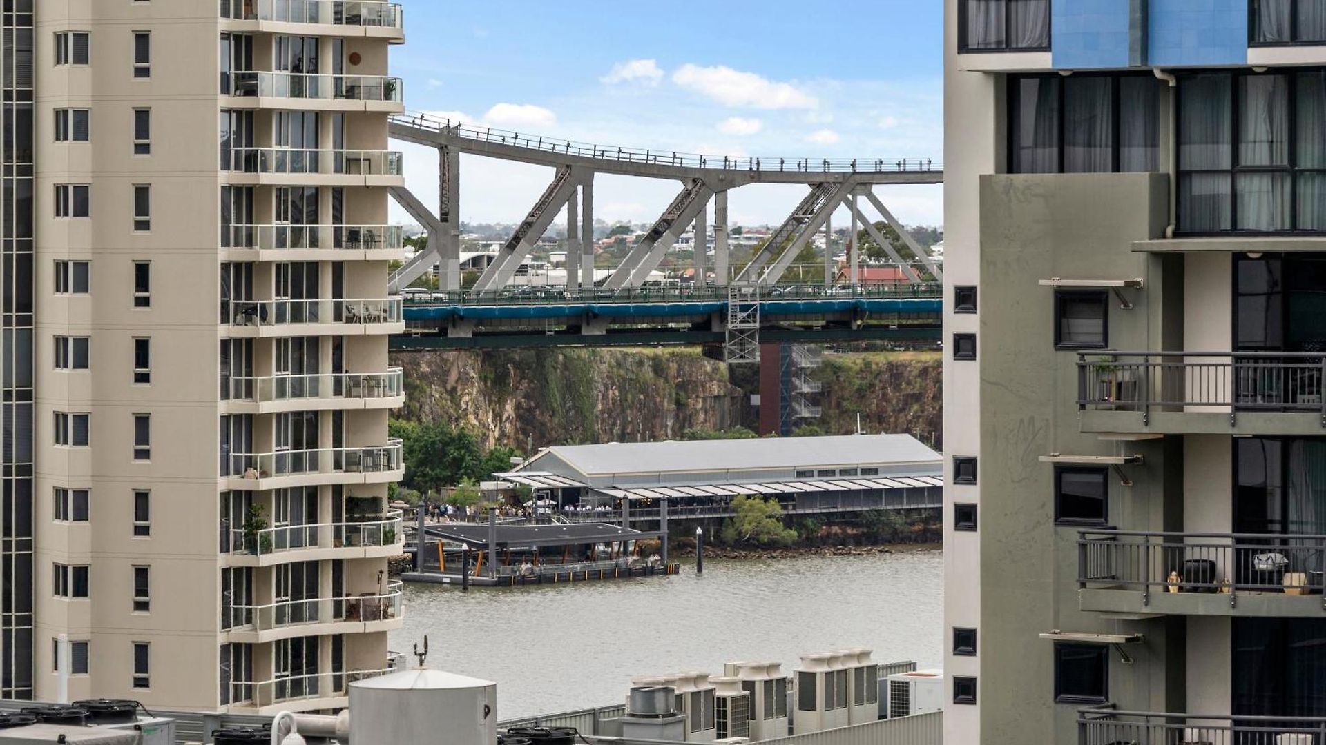 Modern 2br With River Views, Rooftop Pool, Parking Brisbane