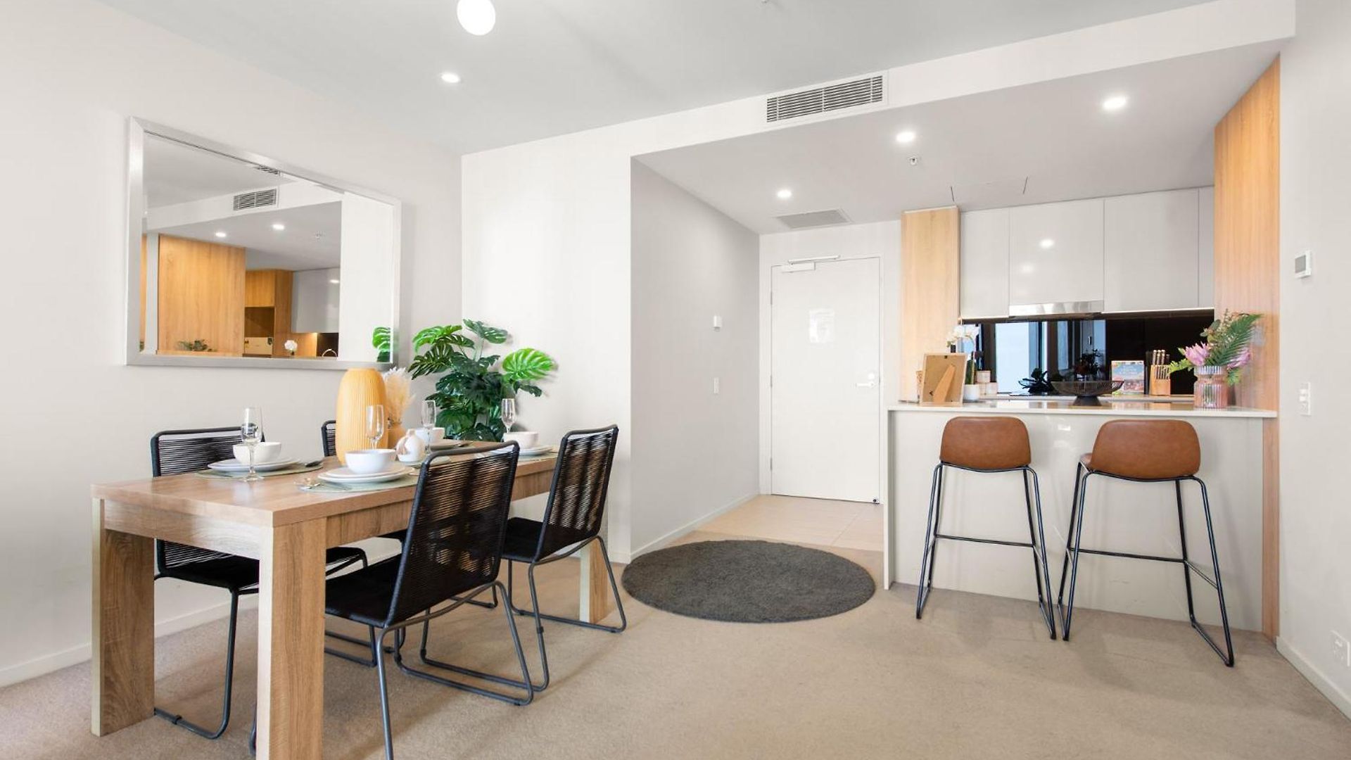 Inspired Serenity With River Views, Fast Wifi, Carpark, Gym, Rooftop Pool Apartment *