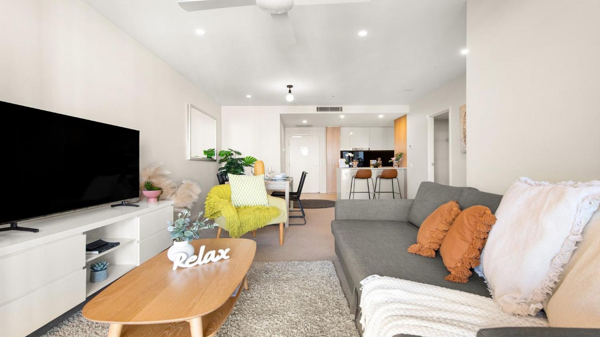 Inspired Serenity With River Views, Fast Wifi, Carpark, Gym, Rooftop Pool