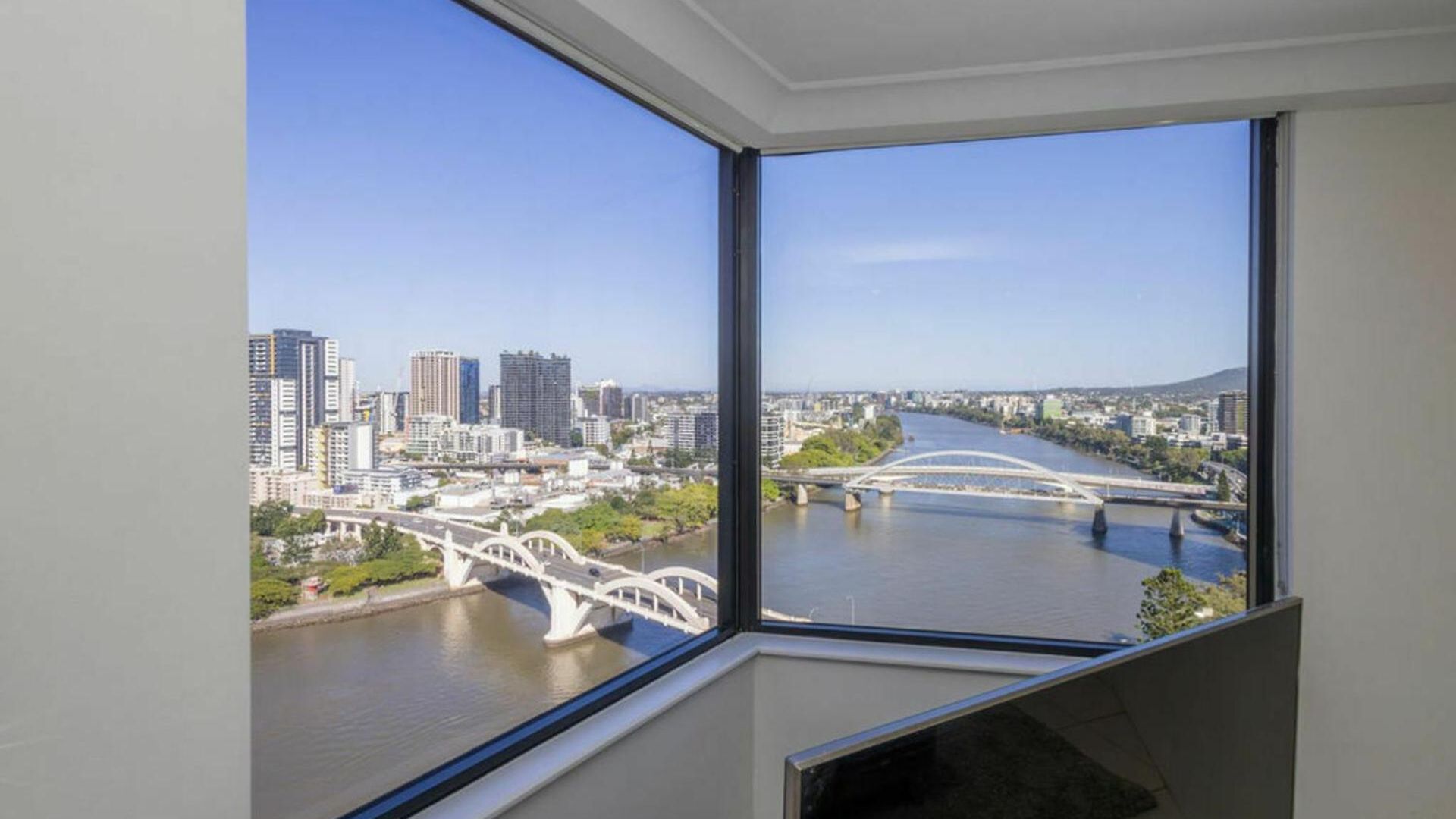 Sky High River View In Apartment *