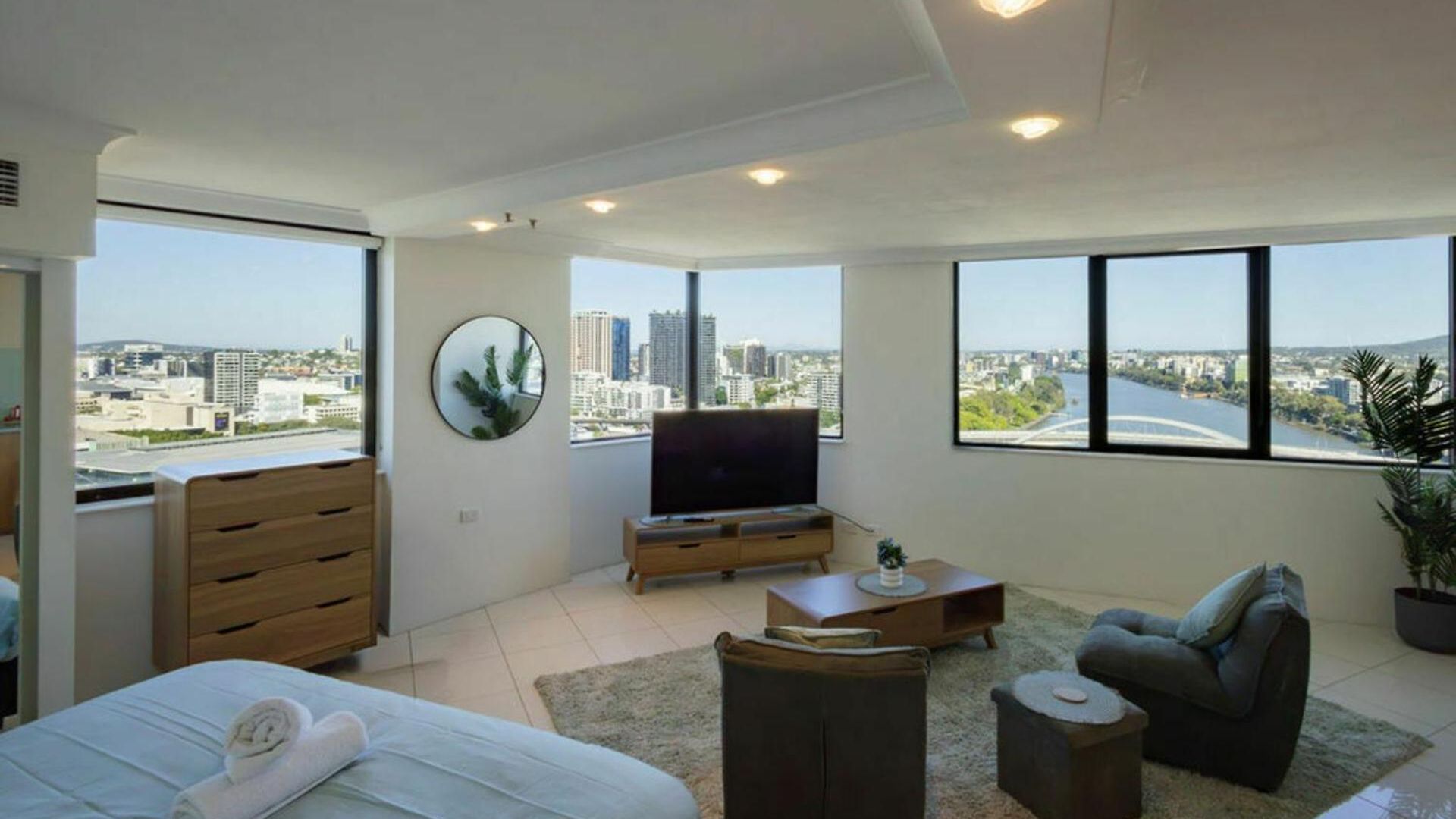 Sky High River View In Apartment