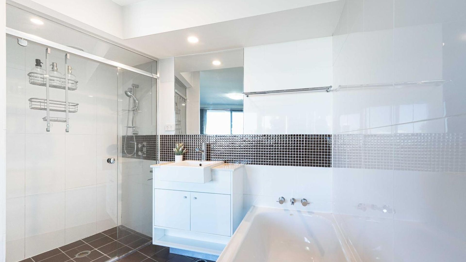 Spacious Riverside 2br Cbd Parking Pool & Gym