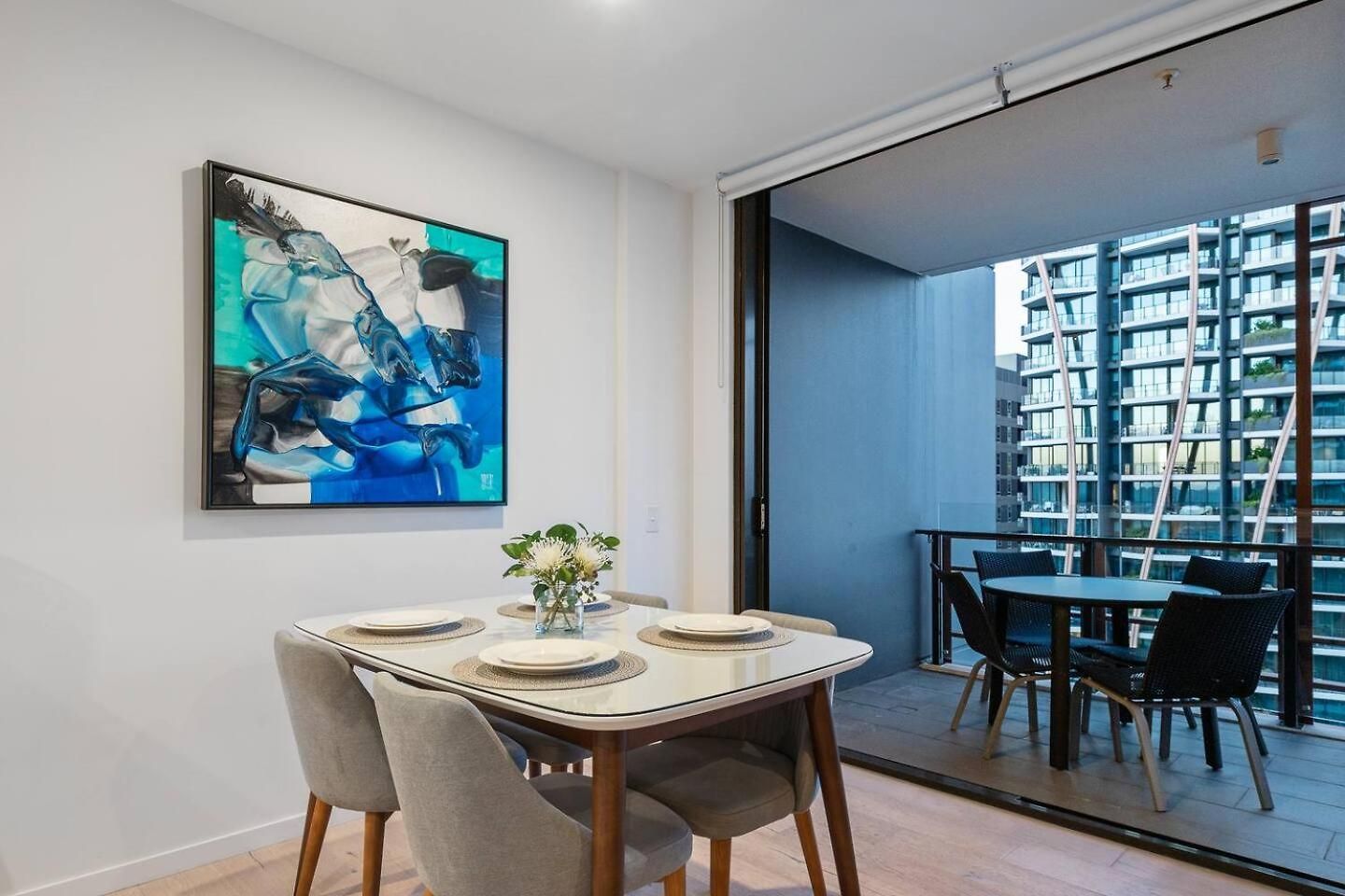 Apartment Urban Escape: Great Location W/ Cityscape