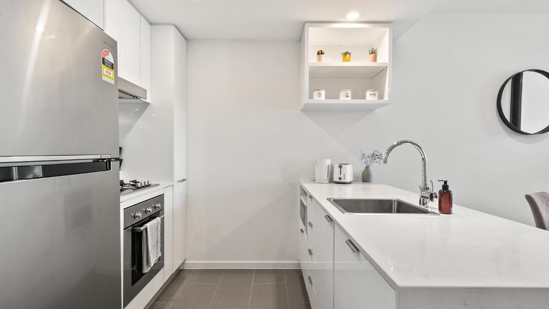 King Bed, Views, Car Park & Perfect Location! * Brisbane