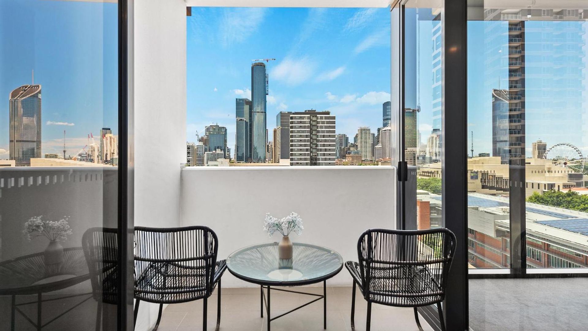 Apartment King Bed, Views, Car Park & Perfect Location!