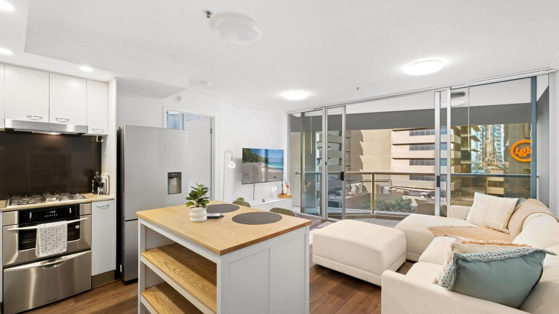 Apartment Urban Retreat 1bed-1bath-study-balcony-1car
