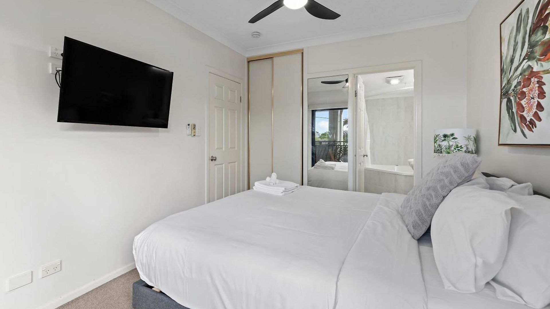 Bright 2br With Parking, Balcony & Wifi Apartment