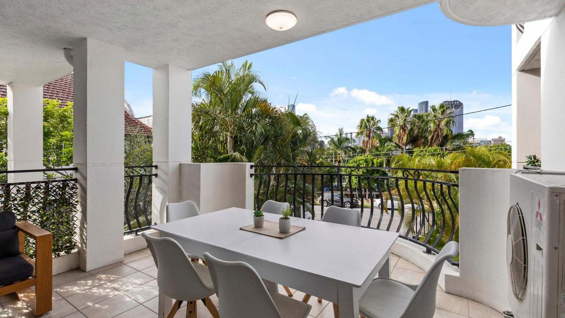 Apartment Bright 2br With Parking, Balcony & Wifi