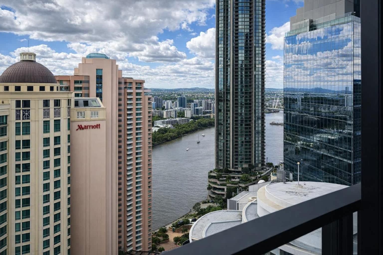 Sky-high Haven-rooftop Infinity Pool Parking Wifi Apartment Brisbane