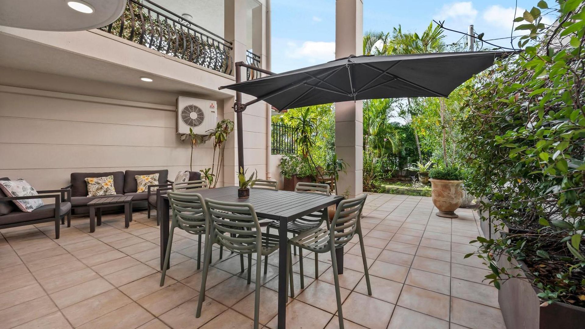 Spacious & Cozy 2br With Parking, Balcony & Wifi Apartment Brisbane