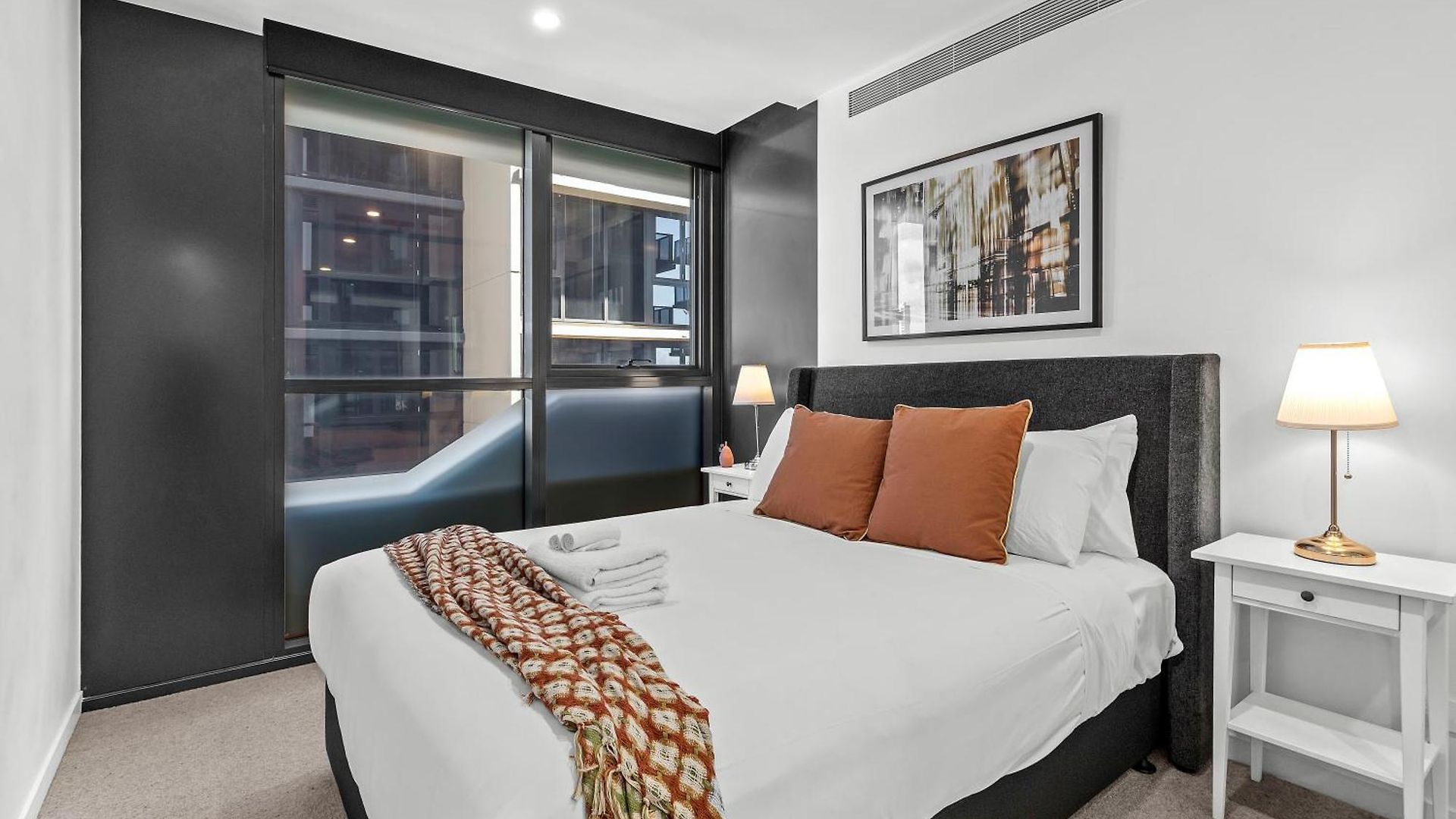 Luxe 3br With Stunning Views, Parking And Pool Apartment *