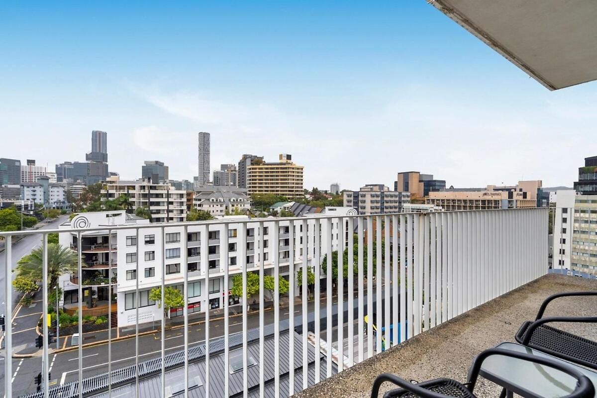 Two Bedroom Retreat With Pool, Gym And Parking Apartment *