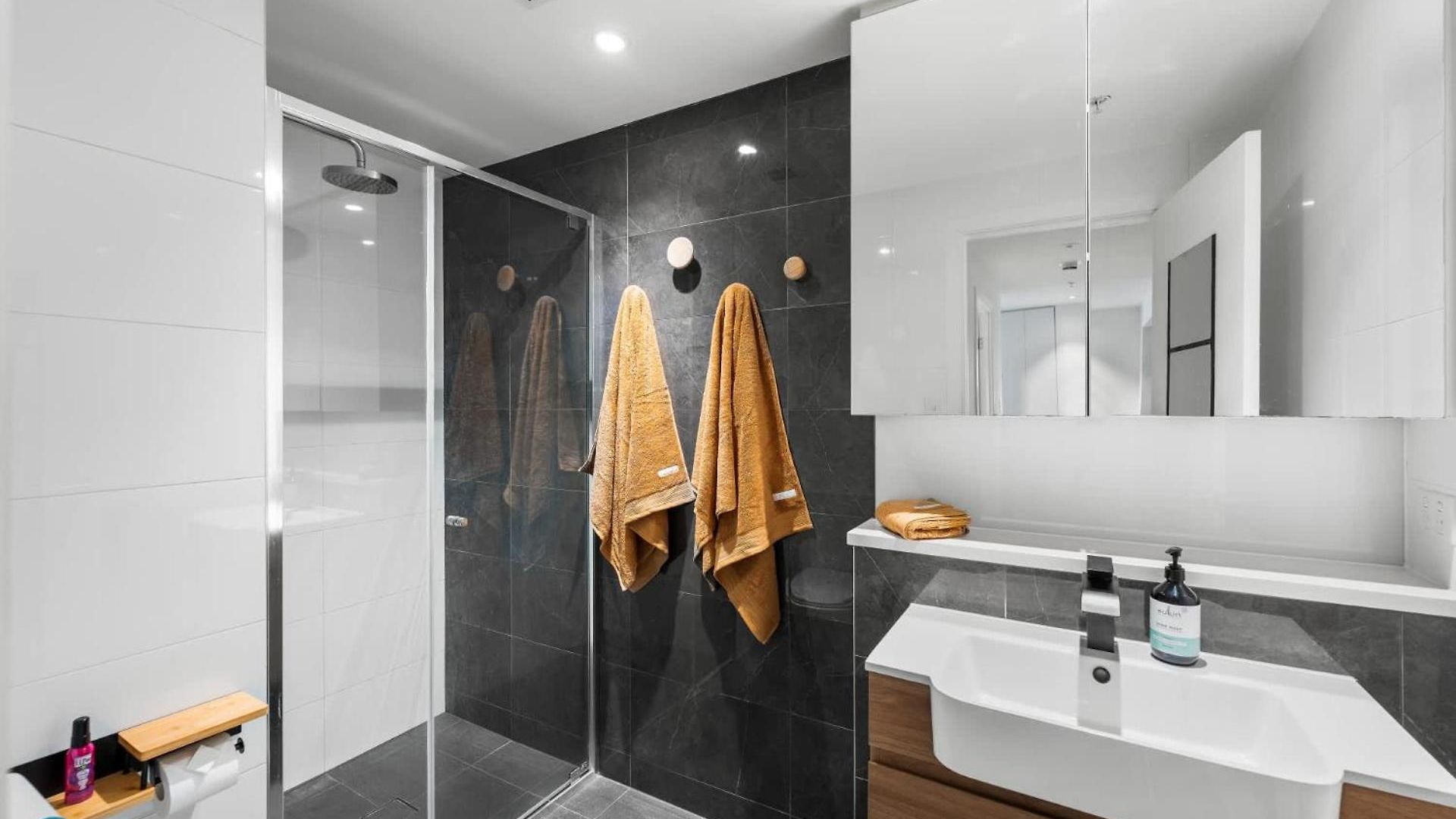 Sky Tower 1br Luxe Retreat Pool & Gym *