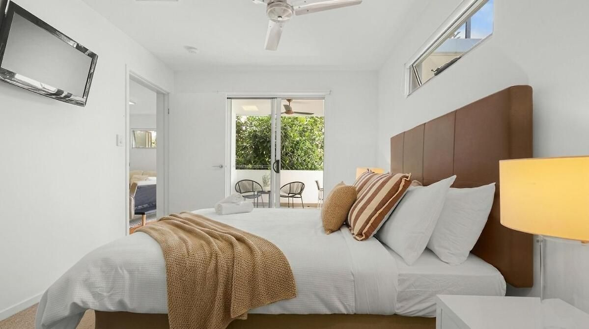 Bulimba Apartment - Ferry Access - Near Oxford St - Sleeps 8 - Baby & Work Ready Apartment Brisbane
