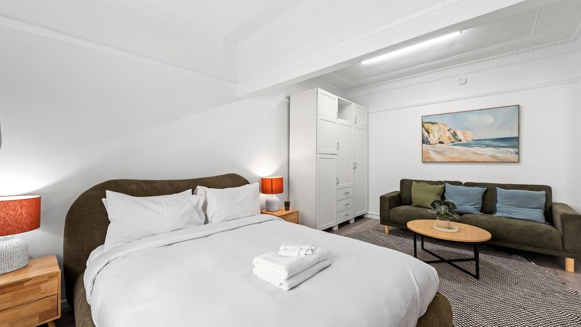 Spacious And Cozy - Short Walk To Hospital Apartment