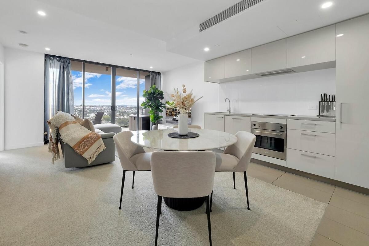 Modern Living With Secure Parking! *