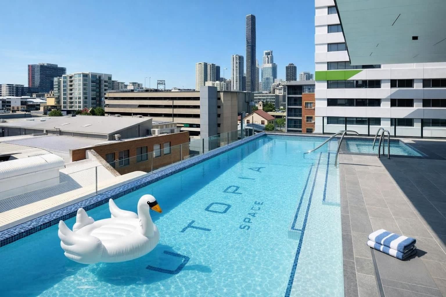 2br Utopia Fortitude Valley -rooftop-pool-king Beds Brisbane