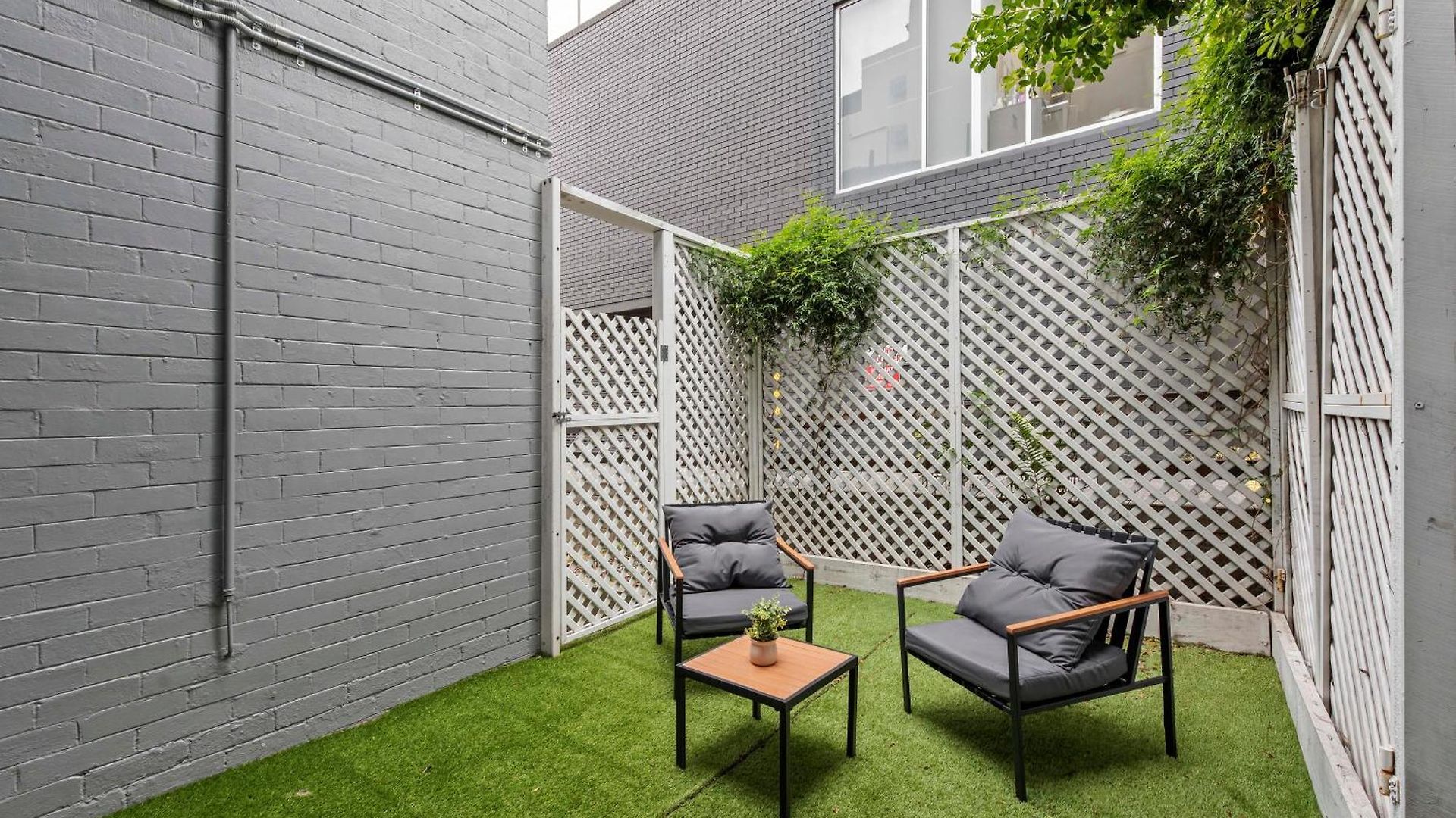 Cozy - Short Walk To Hosp And Cbd With Balcony *