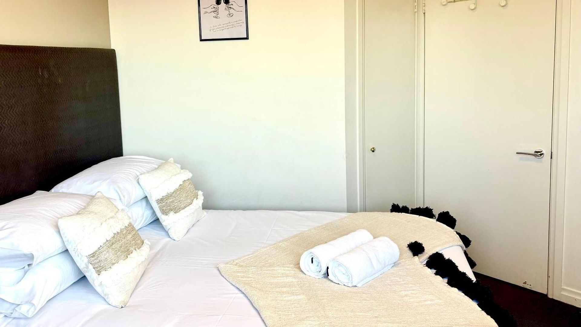 Compact Cbd | Pool & Gym Access Apartment *