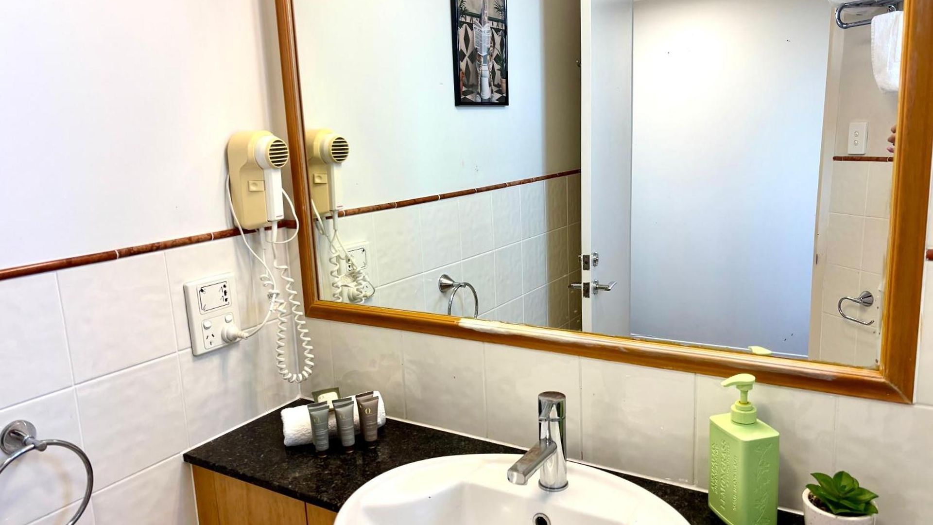 Compact Cbd | Pool & Gym Access