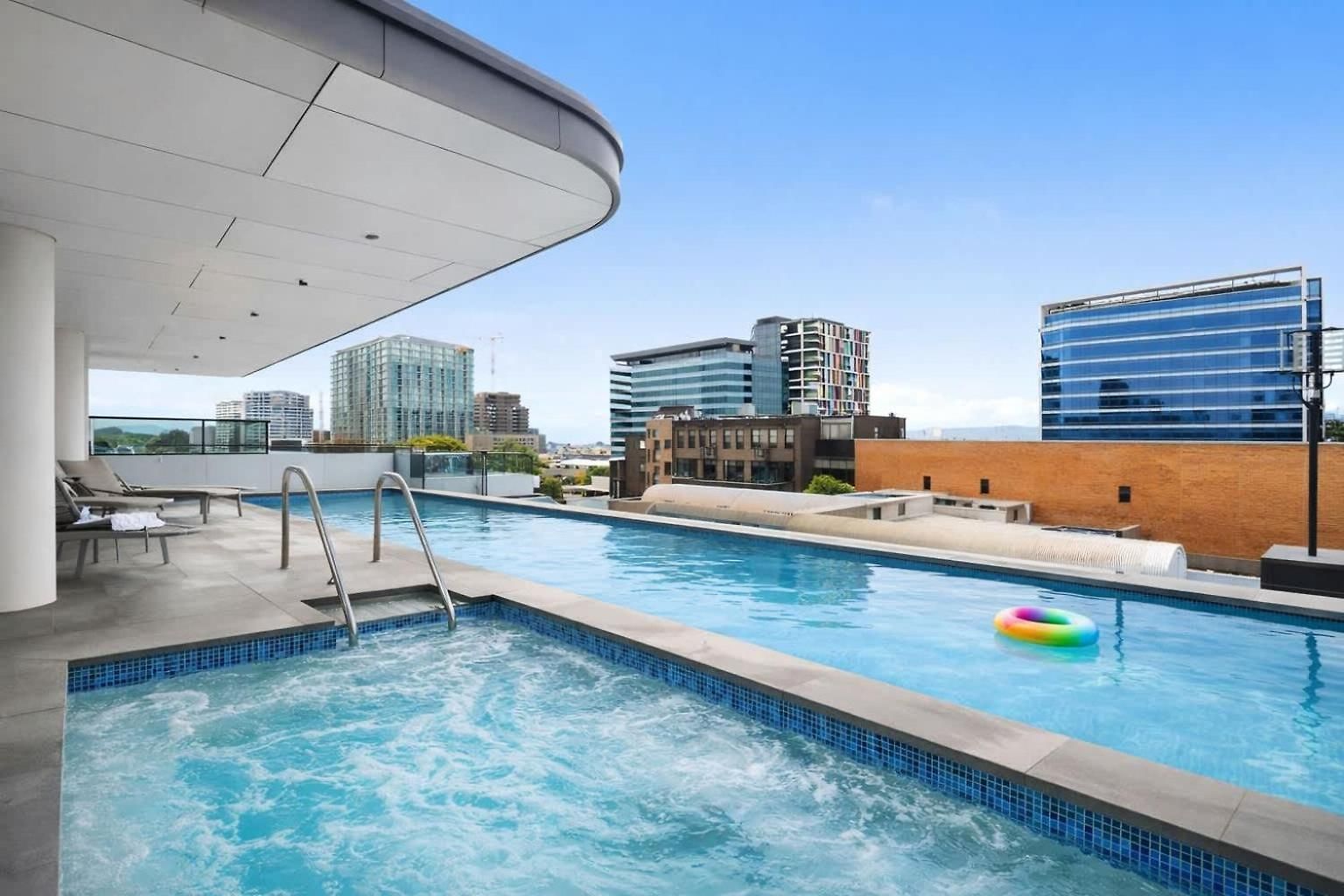2br Utopia Fortitude Valley -pool-rooftop-king Bed Apartment