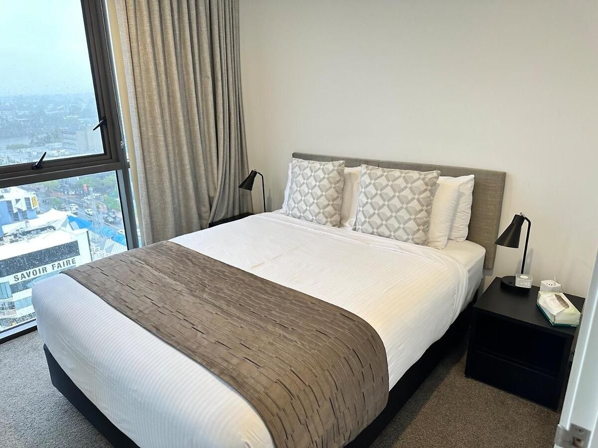 2br W Pool And Parking Near Suncorp Riverview