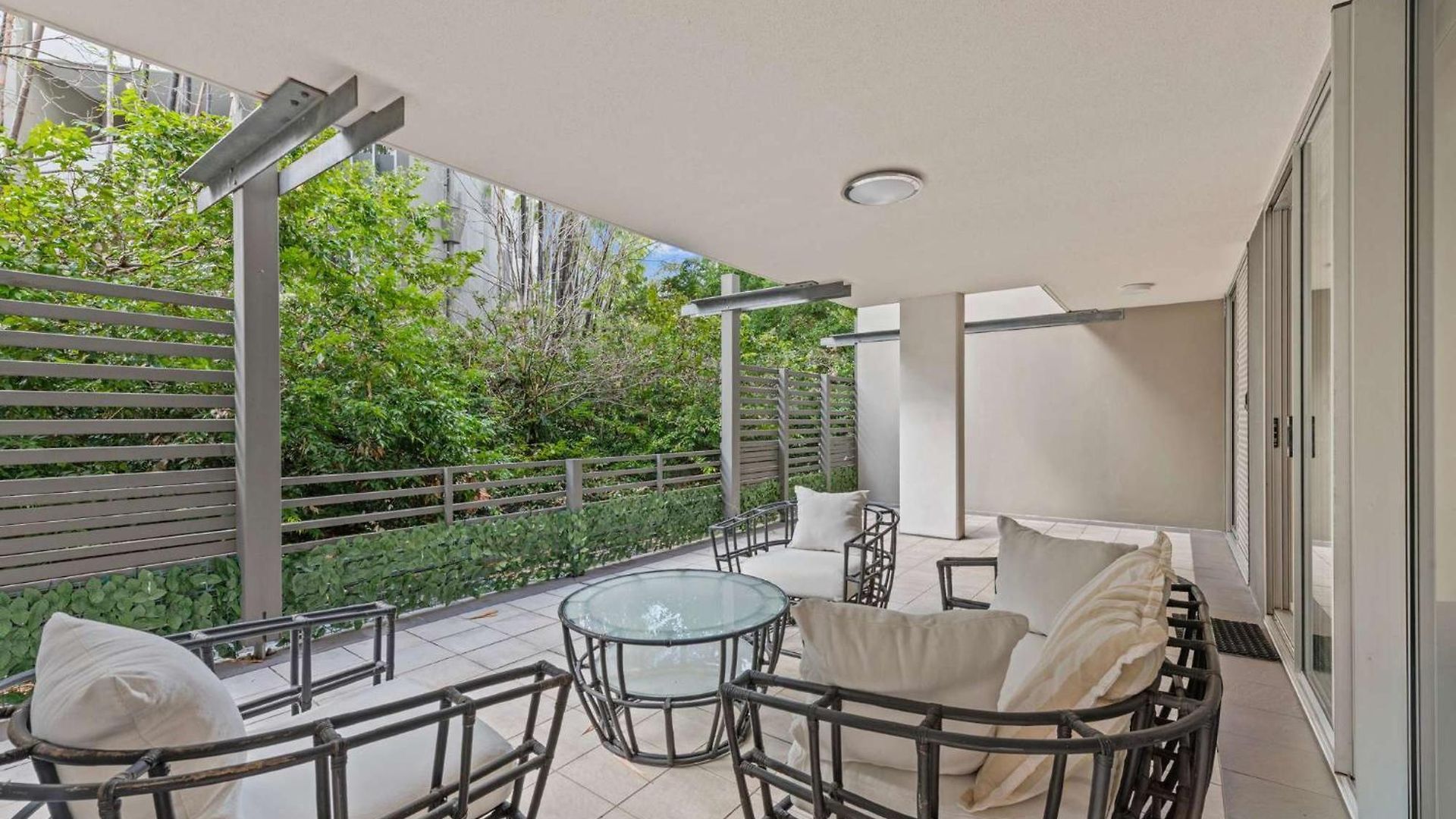 The Mews Bowen Hills - Spacious 3-bedroom With Pool & Parking Apartment *