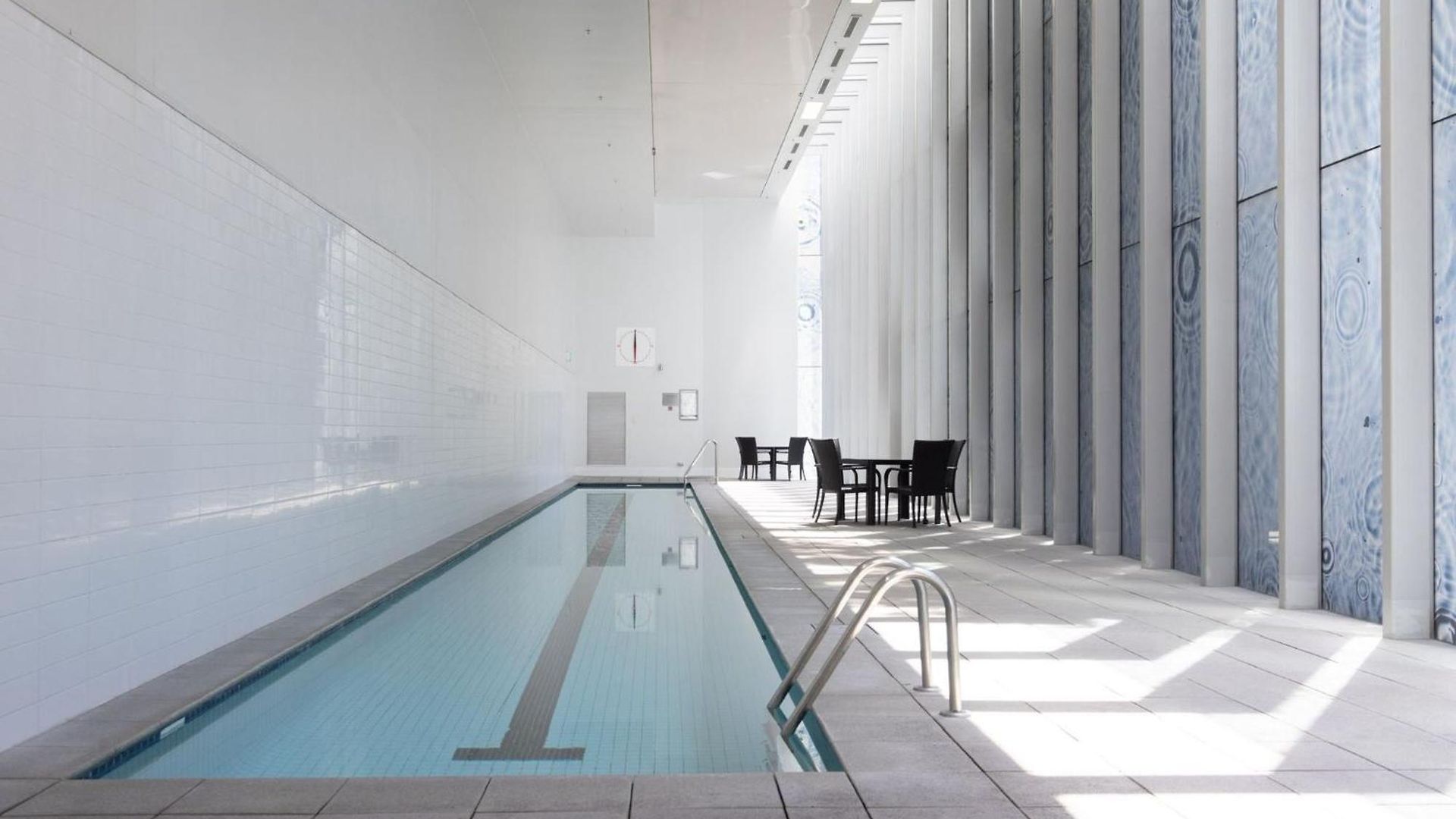Chic 1br Retreat Heart Of Pool&gym Views Apartment