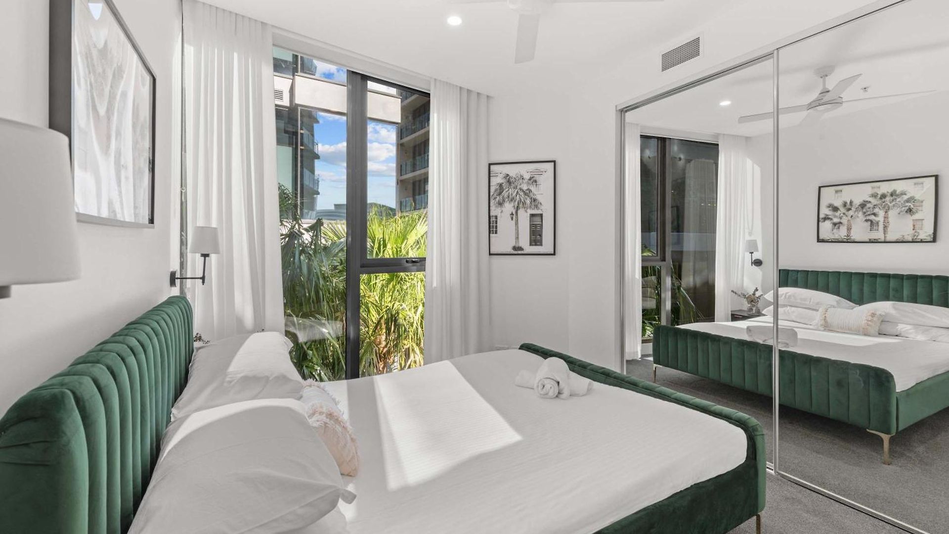 Luxury 2 Bed 2 Bath Parking Pool Gym & Sauna Apartment *